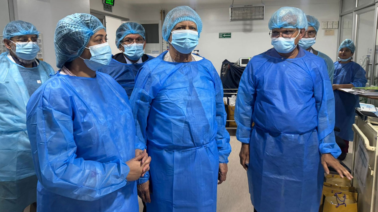 খালেদা জিয়ার শারীরিক অবস্থার খোঁজ নিতে হাসপাতালে প্রধান উপদেষ্টা