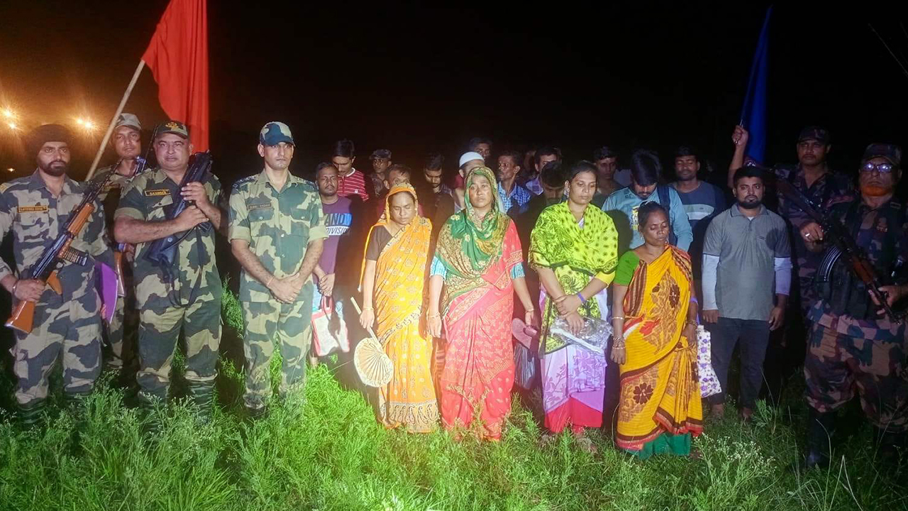 মেহেরপুর সীমান্তে পতাকা বৈঠকের মাধ্যমে ১৮ বাংলাদেশিকে হস্তান্তর