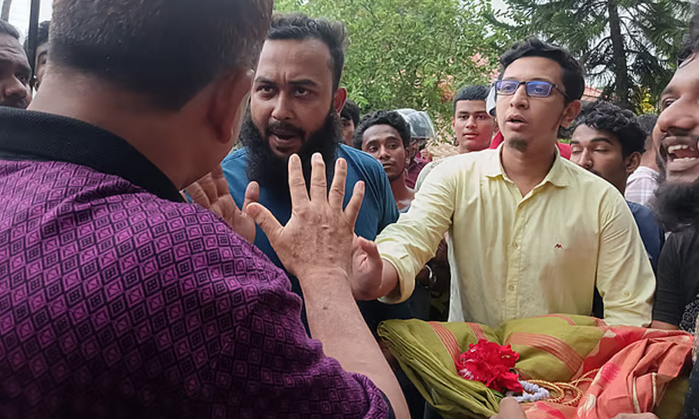 ভৈরবে ওসির জন্য শাড়ি-চুড়ি নিয়ে এলো জনতা