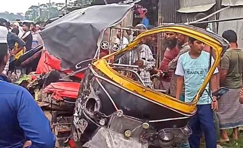ফরিদপুরে বাস-মাহিন্দ্রা মুখোমুখি সংঘর্ষে ৫ জন নিহত