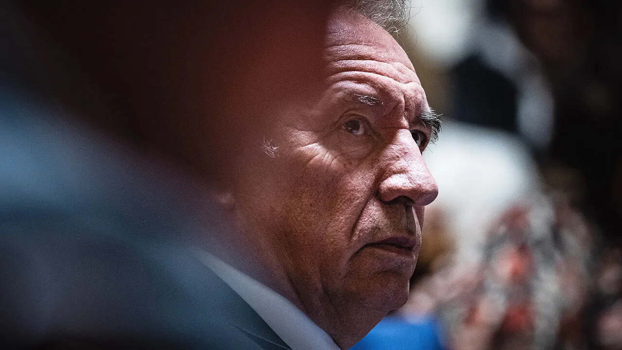 আস্থা ভোটে হেরে পদচ্যুত ফ্রান্সের প্রধানমন্ত্রী