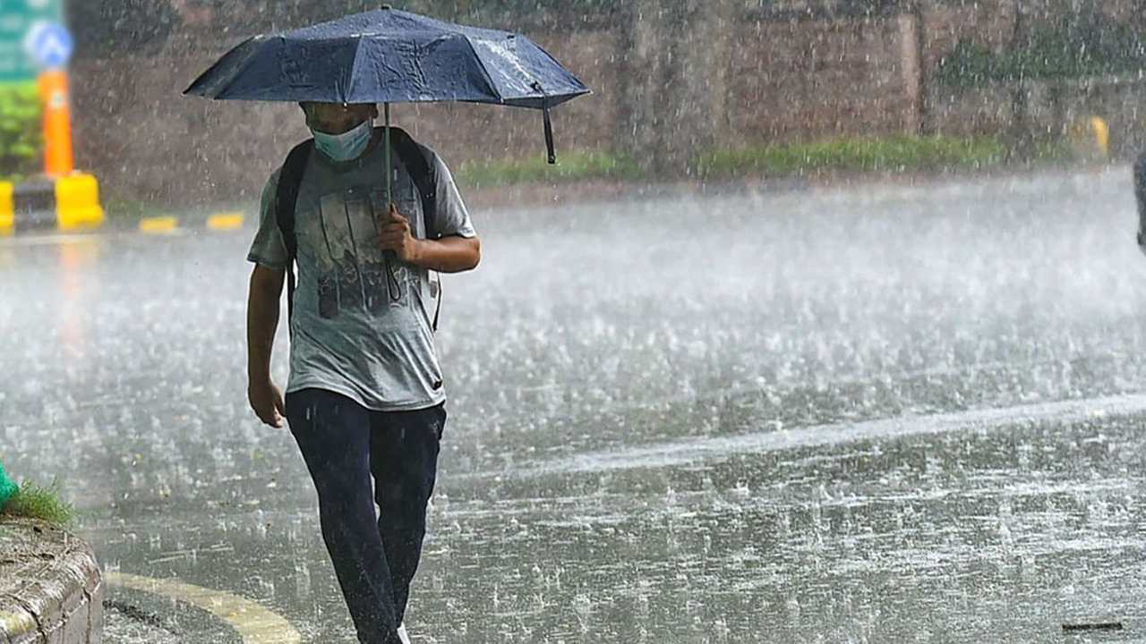 দক্ষিণাঞ্চলে ভারী বৃষ্টির সঙ্গে কমবে দিনের তাপমাত্রা