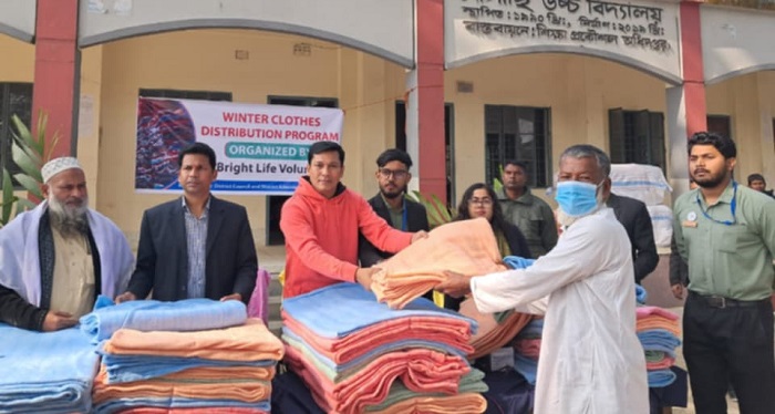 ব্রাইট লাইফ ভলান্টিয়ার্স কর্তৃক শীতবস্ত্র উপহার