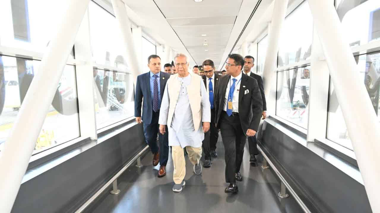 রোমে পৌঁছেছেন প্রধান উপদেষ্টা