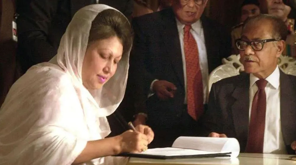 গৃহবধূ থেকে যেভাবে দেশের ইতিহাসে অন্যতম নেতা হয়ে উঠেছিলেন খালেদা জিয়া