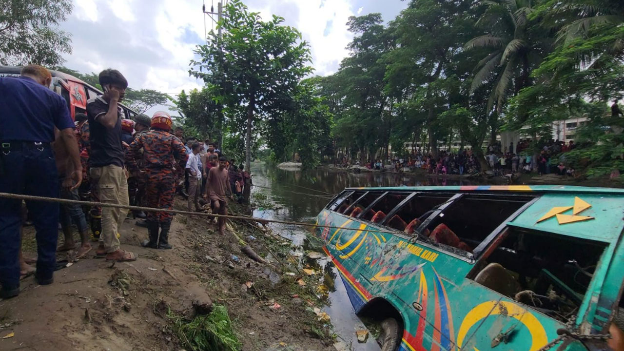 লক্ষ্মীপুরে যাত্রীবাহী বাস খালে, নিহত ৫