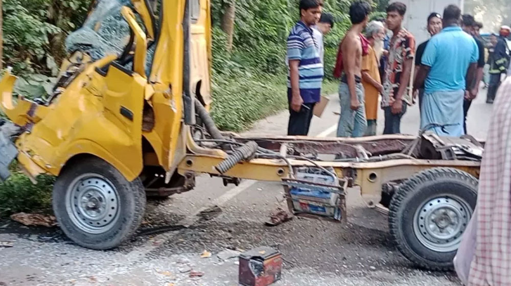 টাঙ্গাইলে তিন গাড়ির সংঘর্ষে চারজন নিহত