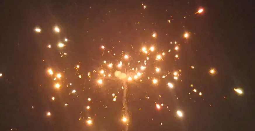 নিষেধাজ্ঞা অমান্য করে ঢাকা শহরজুড়ে আতশবাজি