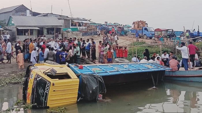 বাজিতপুরে ফেরিতে উঠতে গিয়ে ট্রাক নদীতে, চাপা পড়ে যুবক নিহত