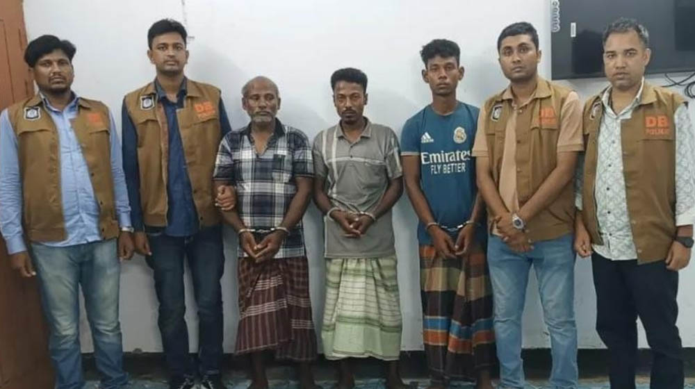 নওগাঁয় এক পরিবারে চার খুন: বাবা-ছেলের পরিকল্পনায় হত্যা, গ্রেপ্তার ৩