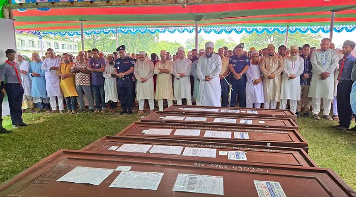 জানাজা শেষে নওগাঁর ৭ জনের মরদেহ পরিবারের কাছে হস্তান্তর