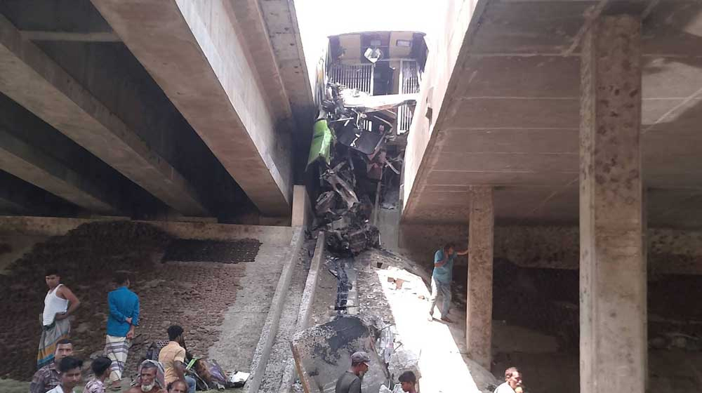 সিরাজগঞ্জে চলন্ত বাসের চাকা ফেটে বিভাজকে ধাক্কা, নিহত ৩