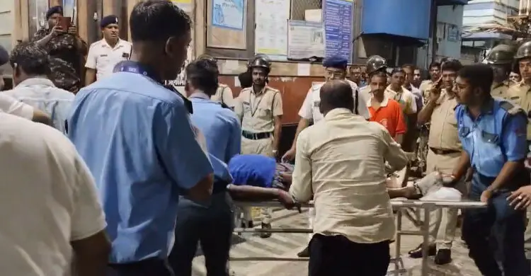 কলকাতায় দুর্গাপূজার মণ্ডপ ভেঙে নিহত ১৭