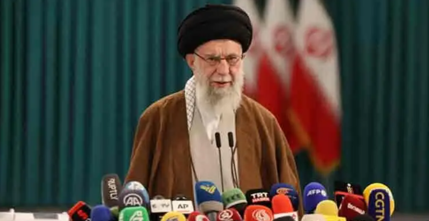 বিক্ষোভের মুখে পিছু হটবে না ইরান, ট্রাম্পের হাত ‘রক্তে রাঙা’ বললেন খামেনি