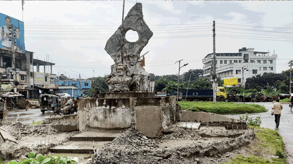 বীরশ্রেষ্ঠ হামিদুর রহমানের ভাস্কর্য ভাঙার কাজ স্থগিত