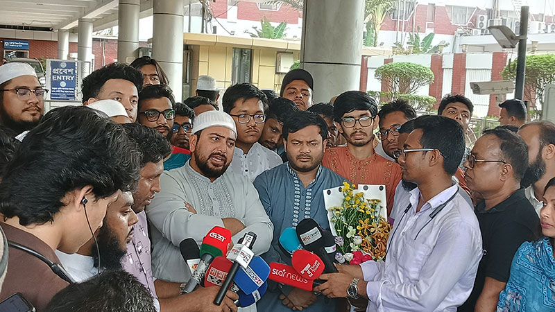 সংস্কার রক্ষায় ইউনূসসহ সাবেক উপদেষ্টাদের রাজপথে নামার আহ্বান নাহিদের