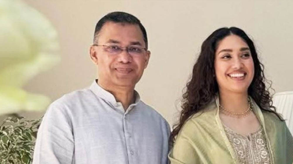 ‘বনলতা এক্সপ্রেস’ দেখতে মেয়ে জাইমাকে নিয়ে সিনেমা হলে প্রধানমন্ত্রী