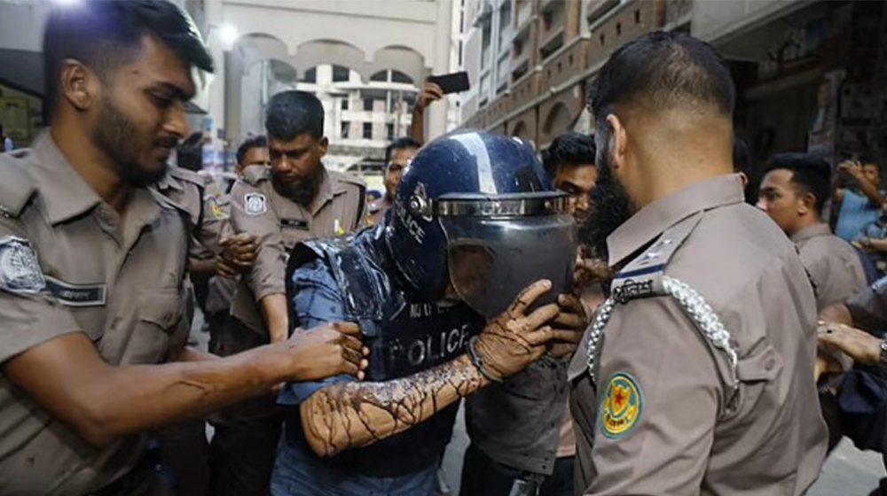 হাজতখানায় নেওয়ার পথে মাসুদ উদ্দিন চৌধুরীর গায়ে ময়লা পানি নিক্ষেপ