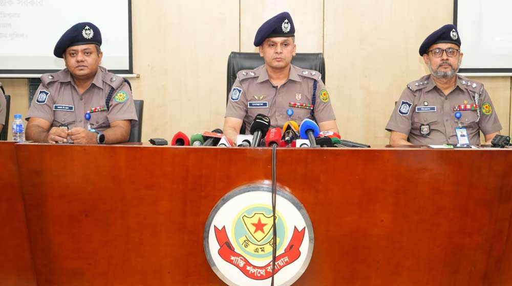 প্রাথমিক শিক্ষা অধিদপ্তরে আগুন: বোরকা পরে আগুন দেয় পরিচ্ছন্নতাকর্মী