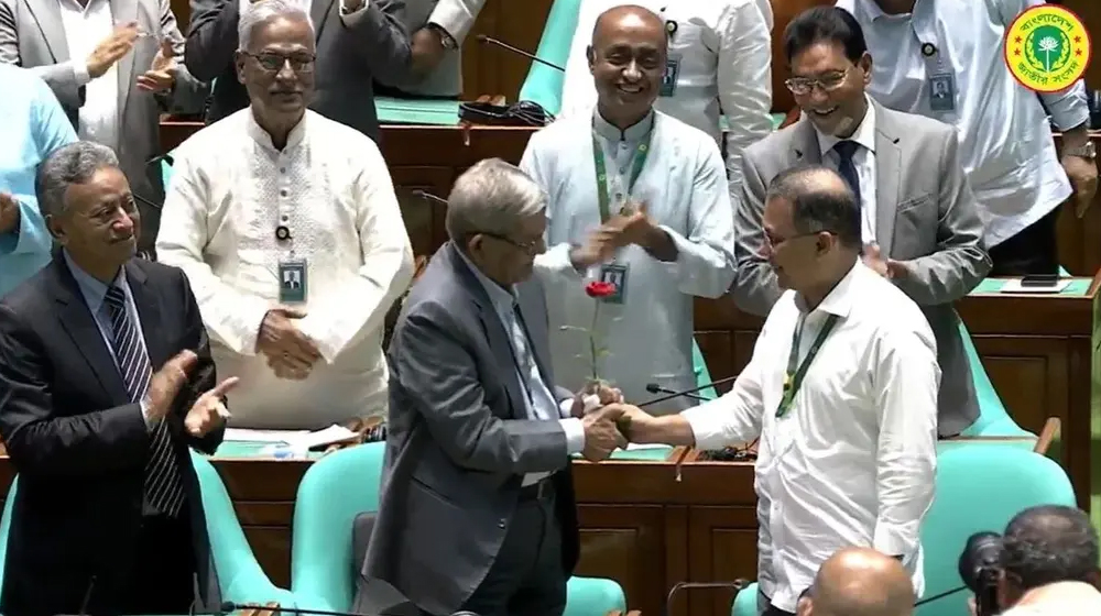 নবনির্বাচিত রাষ্ট্রপতিকে লাল গোলাপ দিয়ে শুভেচ্ছা জানালেন প্রধানমন্ত্রী