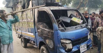 কুলিয়ারচরে পিকআপভ্যানে আগুন
