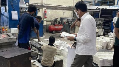 মধ্যরাতে ছাপাখানায় শিক্ষামন্ত্রী, যাচাই করলেন বইয়ের মান