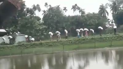 সারের অপেক্ষায় ক্ষোভ, গোডাউন ভেঙে ১০ হাজার কেজি সার নিয়ে গেল কৃষকরা
