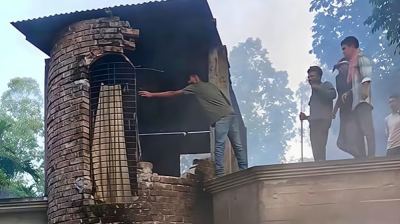 ছাত্রীকে যৌন হয়রানির খবরে মহিলা মাদ্রাসায় আগুন দিল স্থানীয়রা, শিক্ষককে পুলিশে সোপর্দ