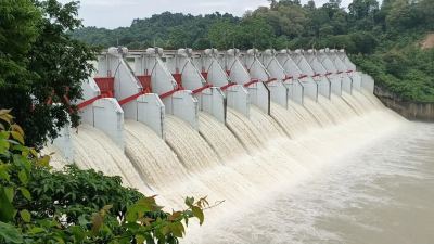 দ্রুত বাড়ছে কাপ্তাই হ্রদের পানি, দুই ঘণ্টা আগেই খুলল ১৬ জলকপাট