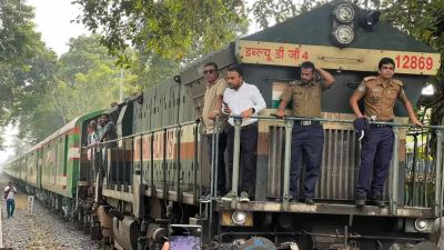 ভারত থেকে দেশে এলো প্রথম চালানের ১৮টি নতুন রেল কোচ