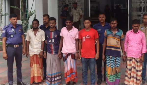ইটনায় ট্রলারে ডাকাতি, অস্ত্রসহ ৬ ডাকাত গ্রেপ্তার