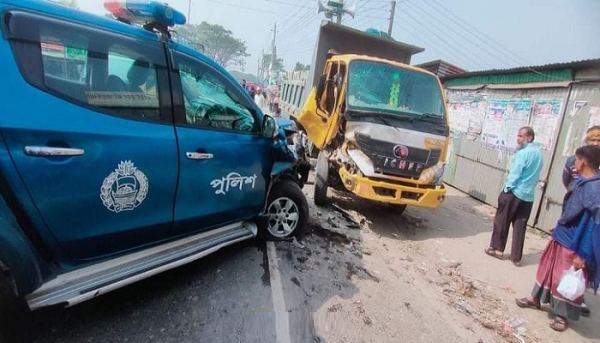 রাজধানীতে পিকআপ ভ্যানের ধাক্কায় নিহত ২