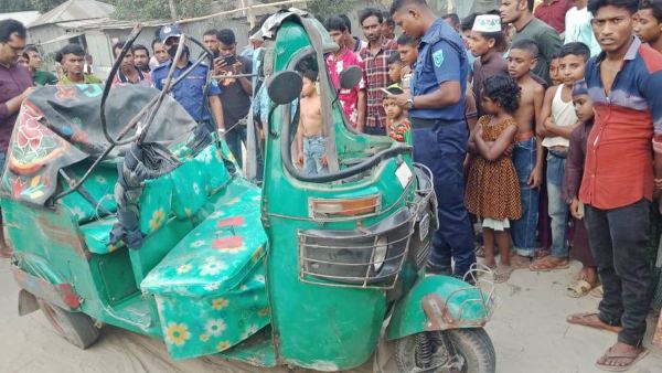 গাইবান্ধায় বাসচাপায় অটোরিকশার ৪ যাত্রী নিহত