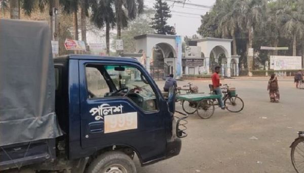 ক্যাম্পাসে ফিরেছেন নির্যাতনের শিকার সেই ছাত্রী, নিরাপত্তায় ফটকে পুলিশ