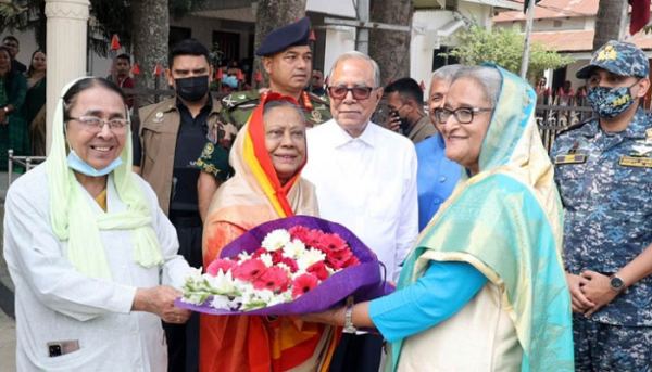 অতিথি হয়ে রাষ্ট্রপতির গ্রামের বাড়িতে প্রধানমন্ত্রী