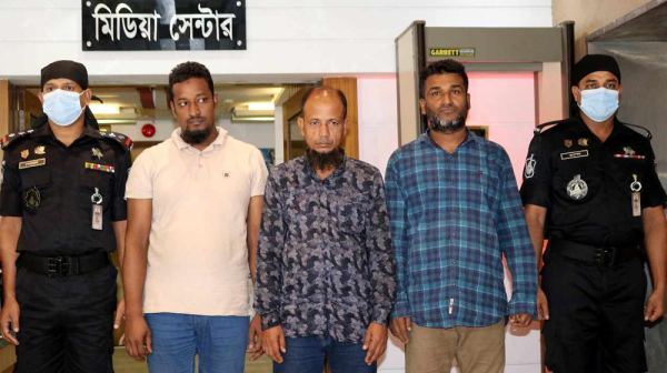 লাগেজ পণ্যের নিরাপত্তায় প্রবাসীদের স্বজনদের জিম্মি করত চক্রটি