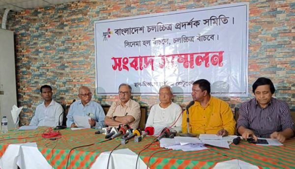 ‘পাঠান’ মুক্তি না দিলে হল বন্ধের ঘোষণা