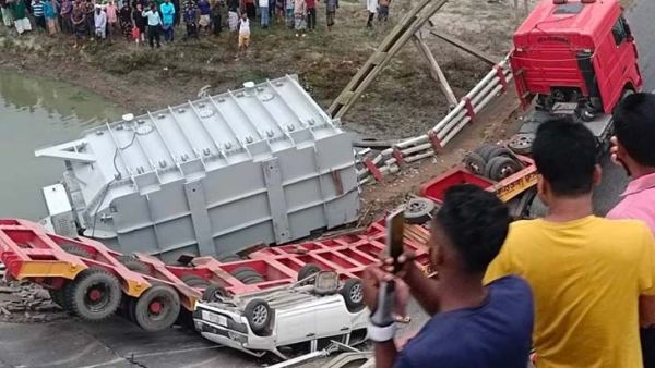 ত্রিশালে সেতু ভেঙে নিচে পড়লো প্রাইভেটকার-লরি
