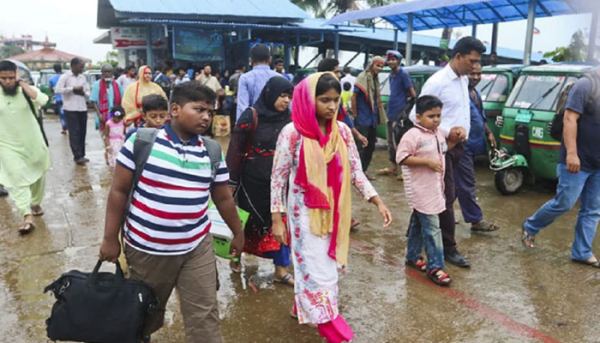 ছুটি শেষে ঢাকায় ফিরছে মানুষ