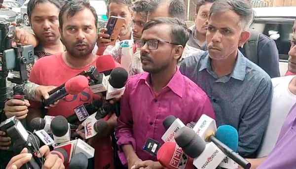 তথ্য-প্রমাণ নিয়ে ডিবি কার্যালয়ে হিরো আলম
