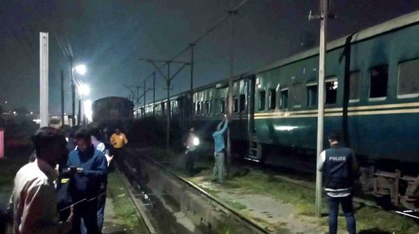 ঈশ্বরদীতে ট্রেনের বগিতে আগুন