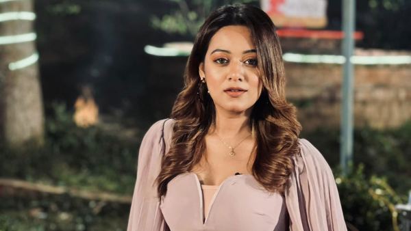 যুবকের সঙ্গে ‘অন্তরঙ্গ’ ছবি, যা বললেন চিত্রনায়িকা দীঘি