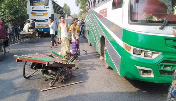 টাঙ্গাইলে বাসের ধাক্কায় স্বামী-স্ত্রীসহ নিহত ৪