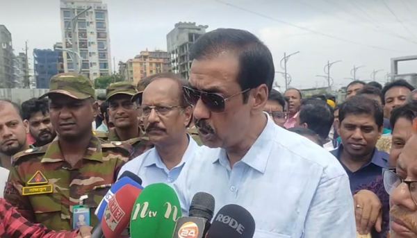 ময়লা পানিতে নেমে অবস্থান ধর্মঘটের ঘোষণা শামীম ওসমানের