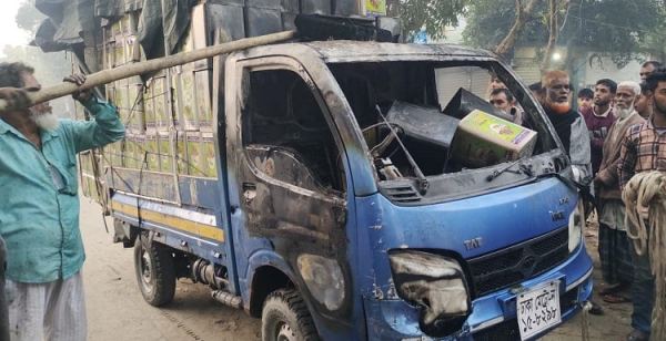 কুলিয়ারচরে পিকআপভ্যানে আগুন