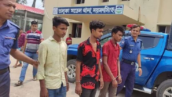 ভালুকায় চলন্ত বাসে ধর্ষণ চেষ্টা, আটক ৩