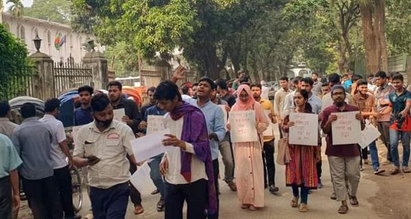 প্রথম বর্ষ থেকেই আইডি কার্ডের দাবিতে ঢাবি শিক্ষার্থীদের মানববন্ধন