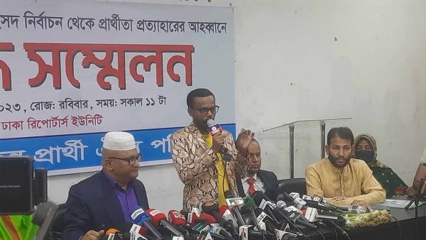সরে দাঁড়ানোর ঘোষণা দিয়ে ফের নির্বাচনে হিরো আলম