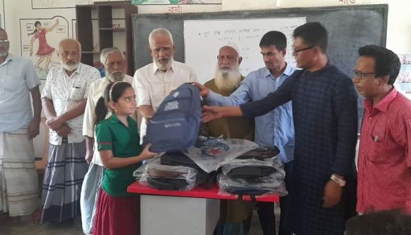 করিমগঞ্জে হতদরিদ্র ও মেধাবী শিক্ষার্থীদের মাঝে স্কুলব্যাগ বিতরণ