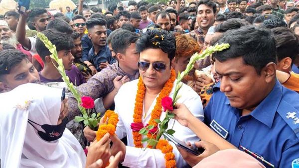 দেড় যুগ পরে তিতাসে নিজ গ্রামে নায়ক ফেরদৌস